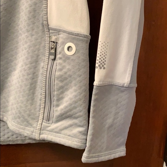 Athleta long sleeve white and gray top - Picture 3 of 8